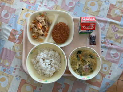 13日の献立：麦ごはん・牛乳・県産豚肉コロッケ・しもつかれ・にらと卵のスープ